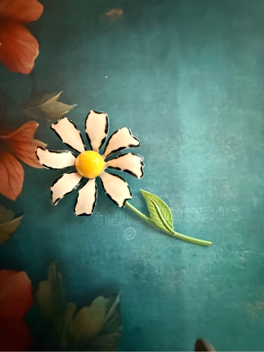 White Daisy Brooch with Yellow Center and Green Stem
